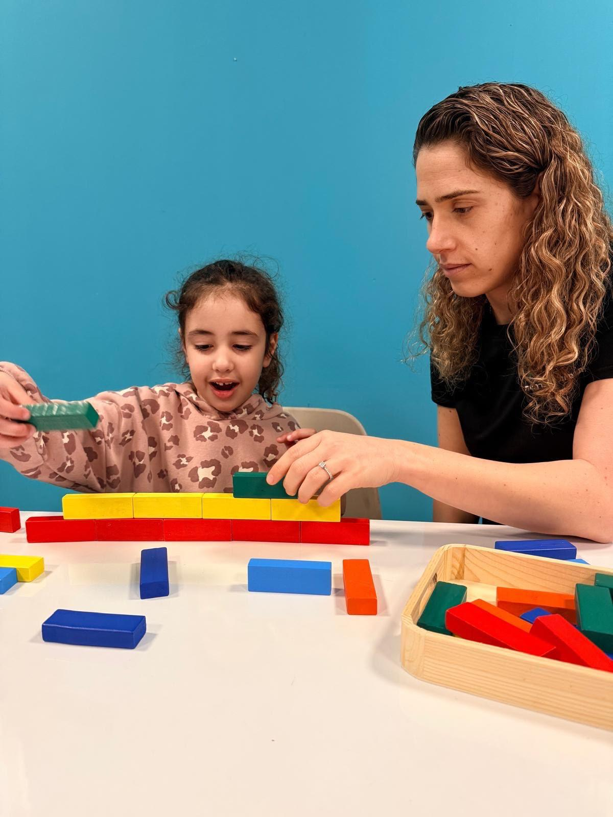 ילדים בפעילות קבוצתית לפיתוח מיומנויות חברתיות – צומחים ביחד, הרצליה 7
