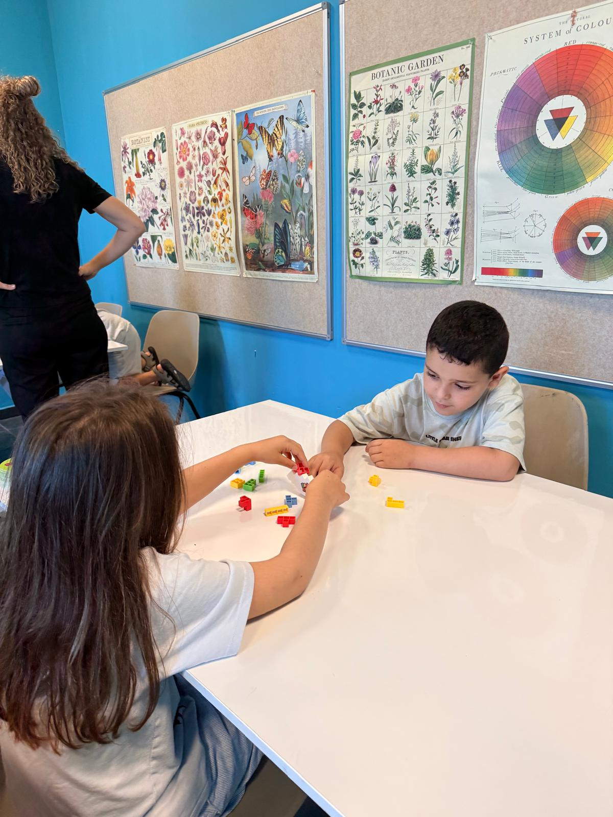 ילדים בפעילות קבוצתית לפיתוח מיומנויות חברתיות – צומחים ביחד, הרצליה 16